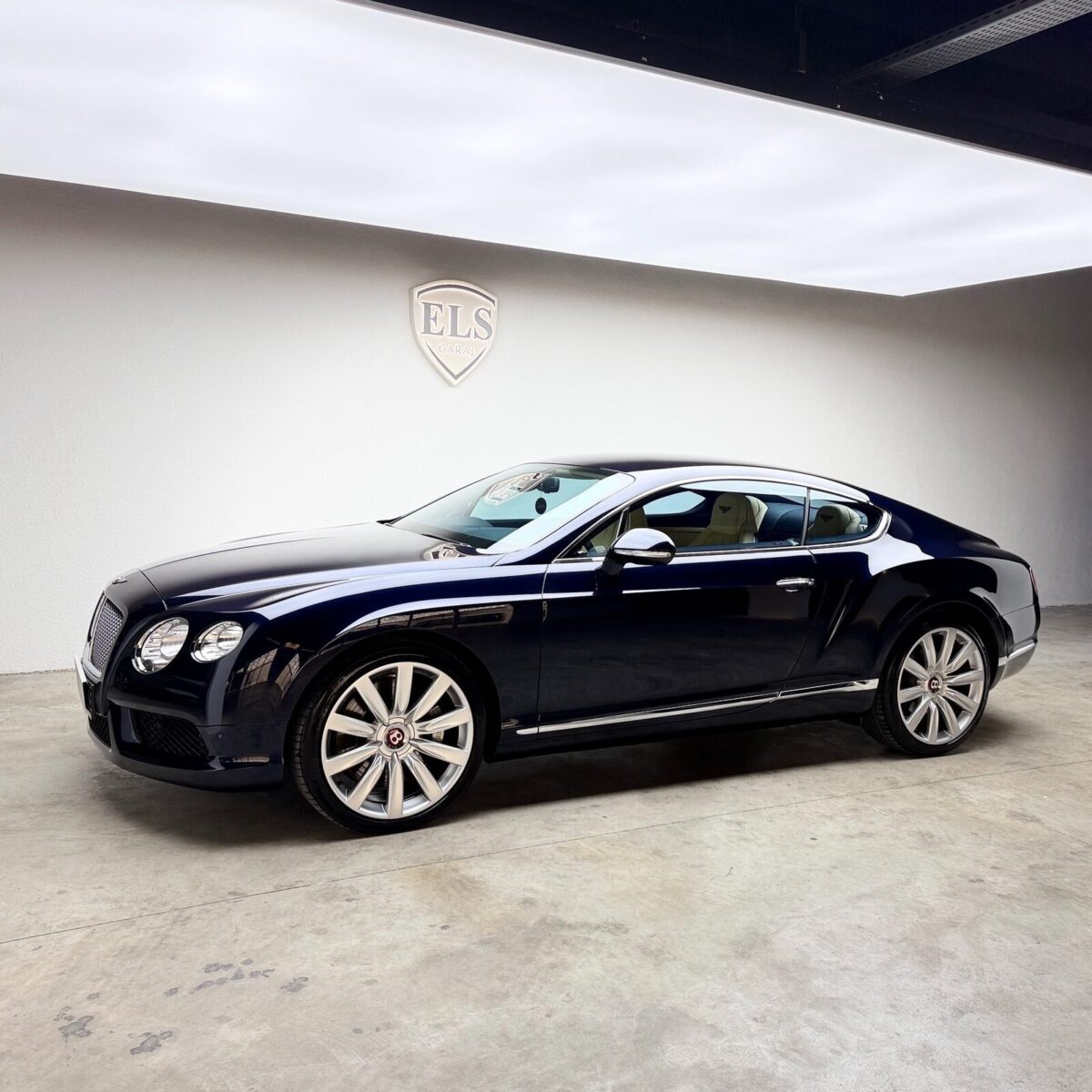 PPF kaplaması tamamlanmış lacivert Bentley, önden çapraz açıyla stüdyoda