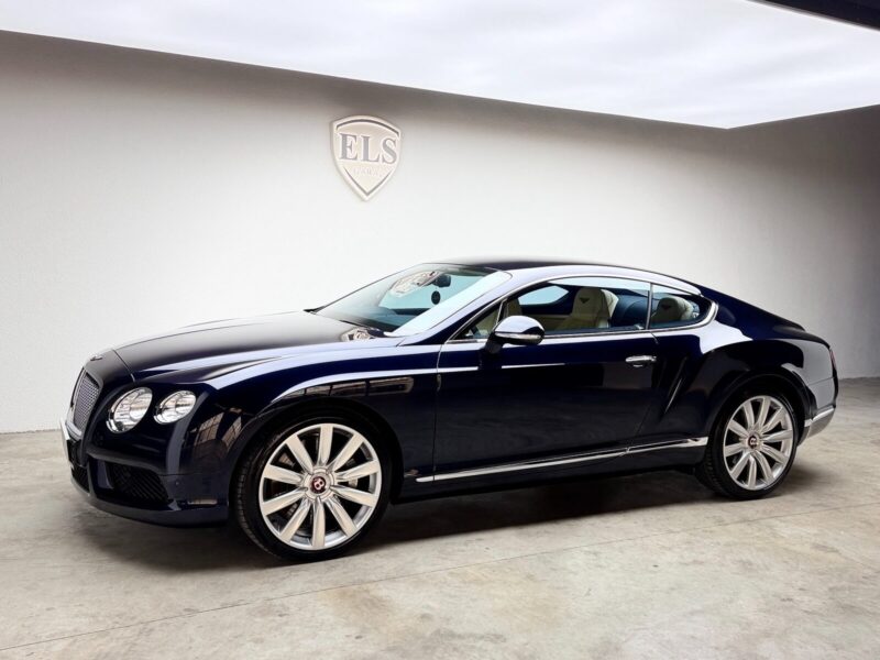 PPF kaplaması tamamlanmış lacivert Bentley, önden çapraz açıyla stüdyoda