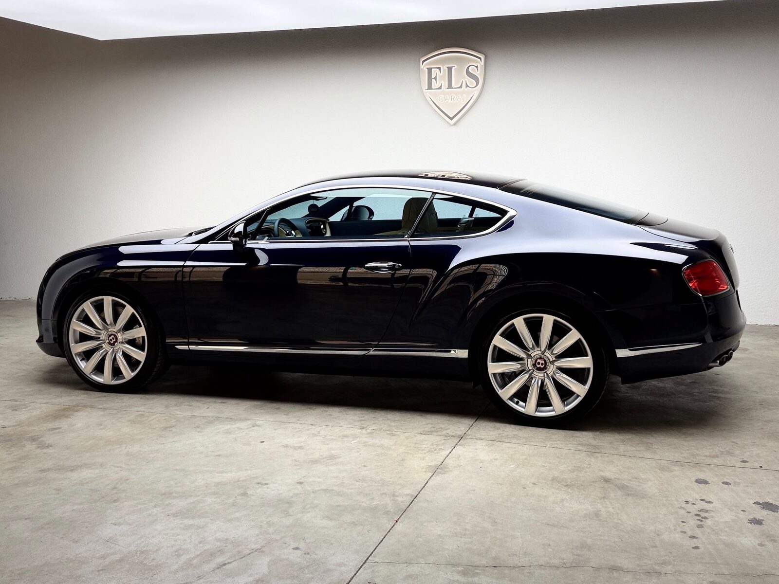 Atölyede PPF uygulanmış lacivert Bentley coupe, yandan tam görünüm