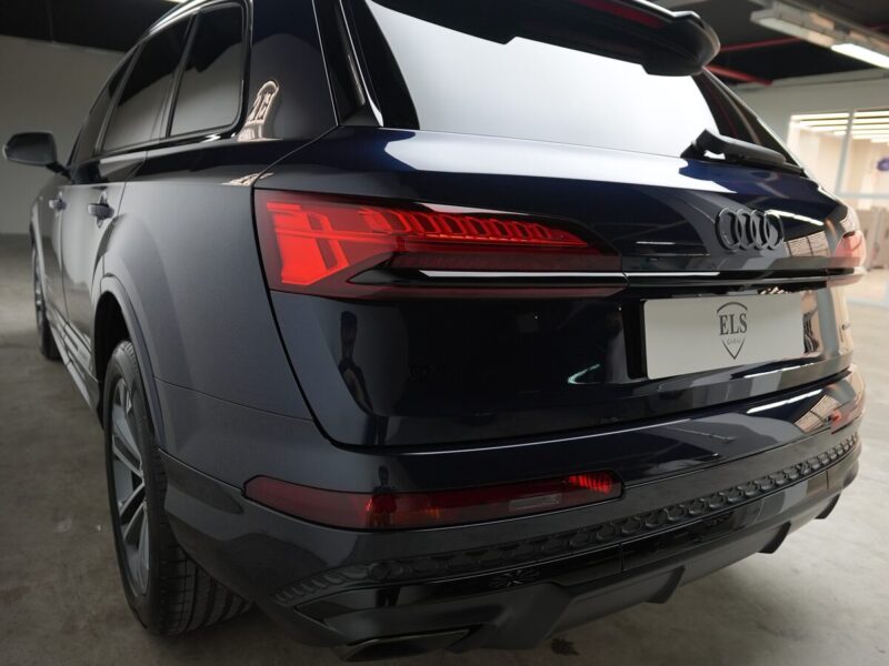 Lacivert Audi Q7 arka bagaj kapağı, spoyler ve logo yakın plan