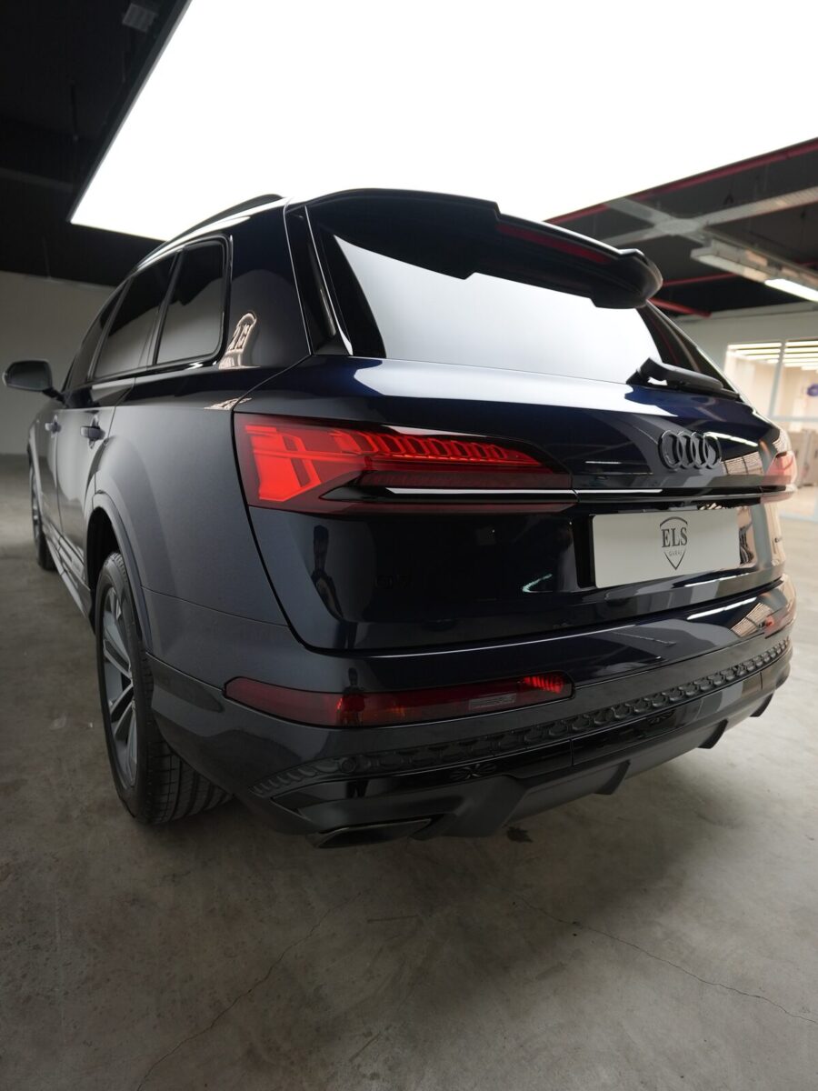 Lacivert Audi Q7 arka bagaj kapağı, spoyler ve logo yakın plan