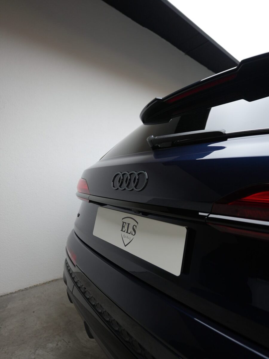 Lacivert Audi Q7 arka çapraz görünüm, stop lambaları ve jant