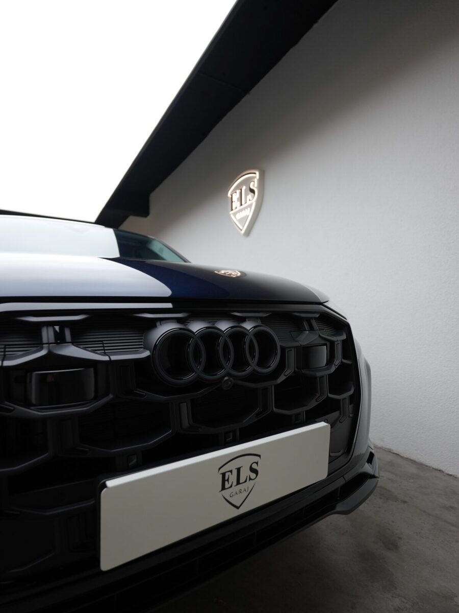 Lacivert Audi Q7 ön panjur ve logo, ELS Garaj stüdyosunda yakın plan