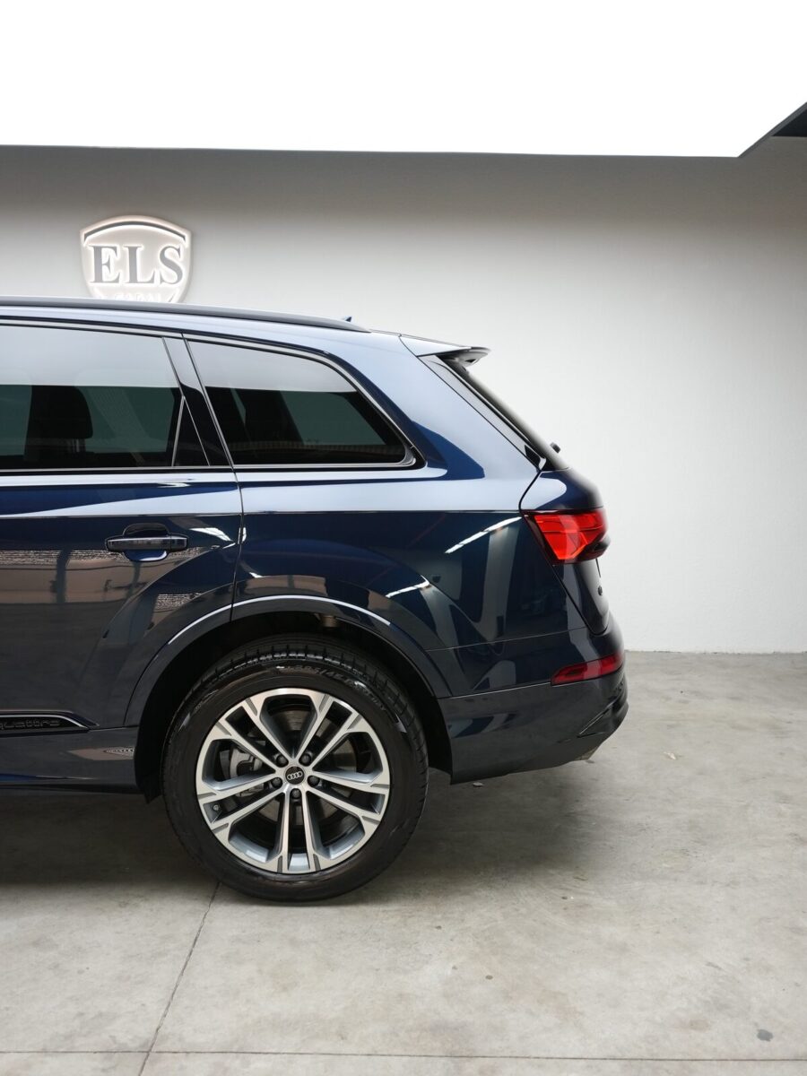 Lacivert Audi Q7 yan profil, arka kapı ve jant görünümü
