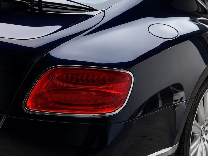 Lacivert Bentley arka çamurluk ve stop lambası, parlak yüzey yakın plan
