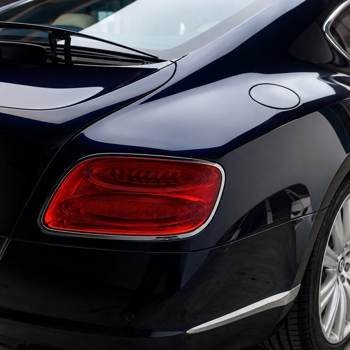 Lacivert Bentley arka çamurluk ve stop lambası, parlak yüzey yakın plan