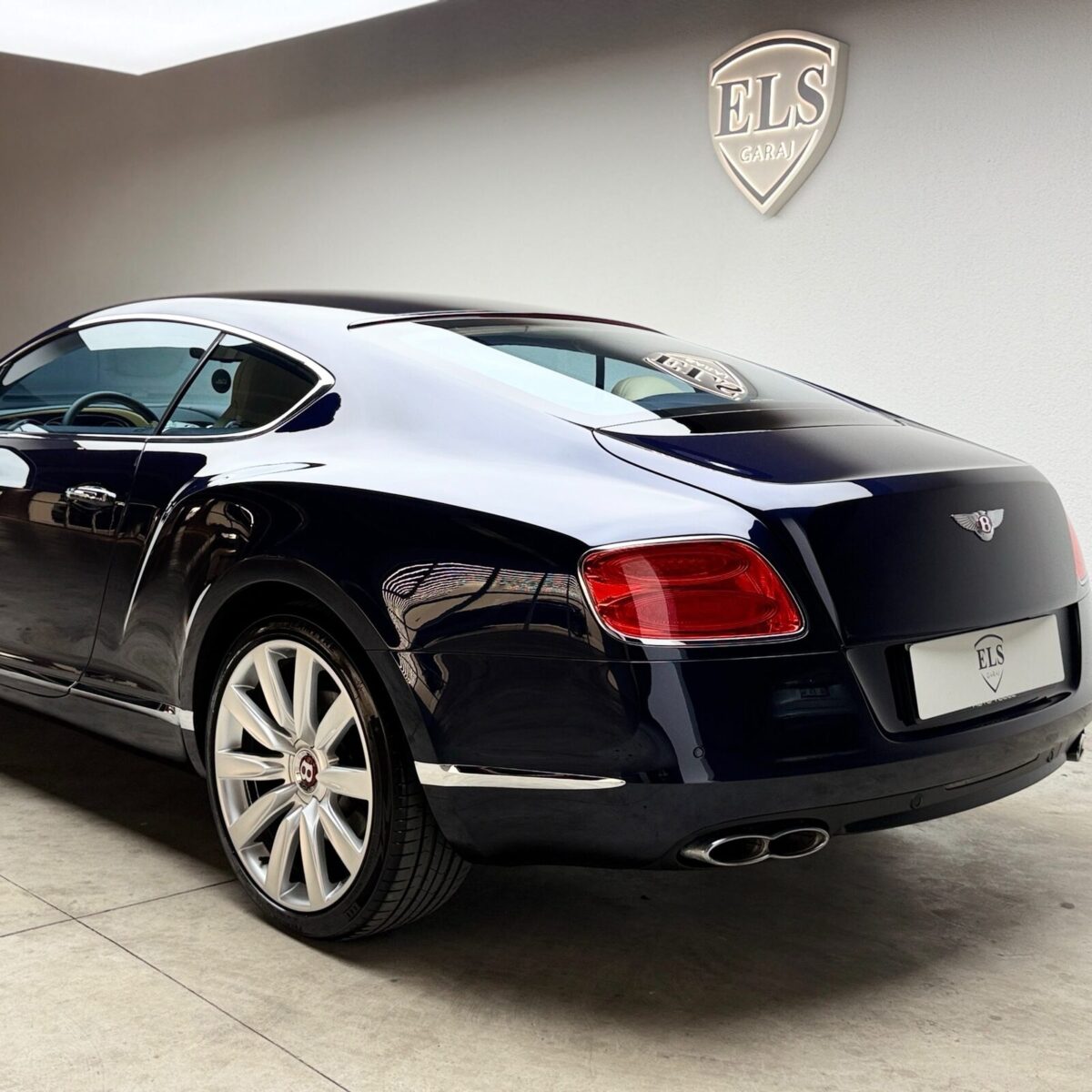 PPF kaplanmış lacivert Bentley arka çapraz görünüm, ELS Garaj logosu önünde