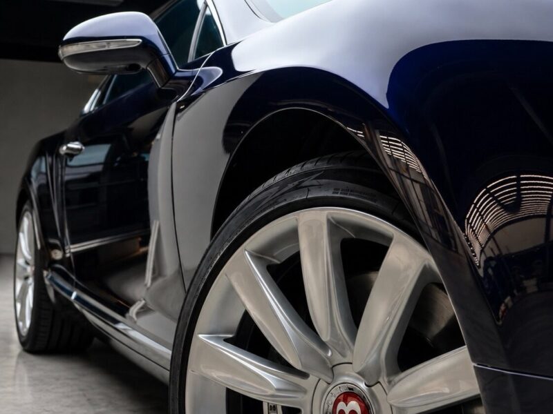 Lacivert Bentley yan ayna, çamurluk ve gümüş jant yakın plan