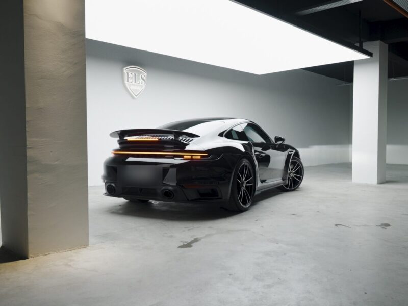 ELS Garaj atölyesinde arkadan görünen siyah Porsche 911 Turbo S