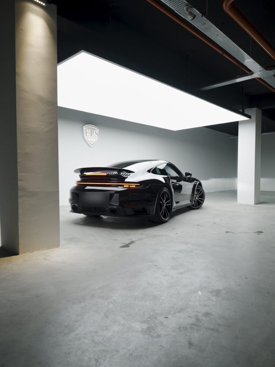 ELS Garaj atölyesinde arkadan görünen siyah Porsche 911 Turbo S