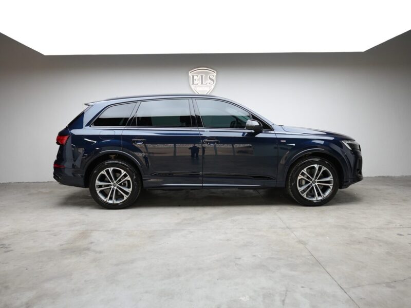 Geniş stüdyoda yandan görünen lacivert Audi Q7, temiz ve parlak yüzey