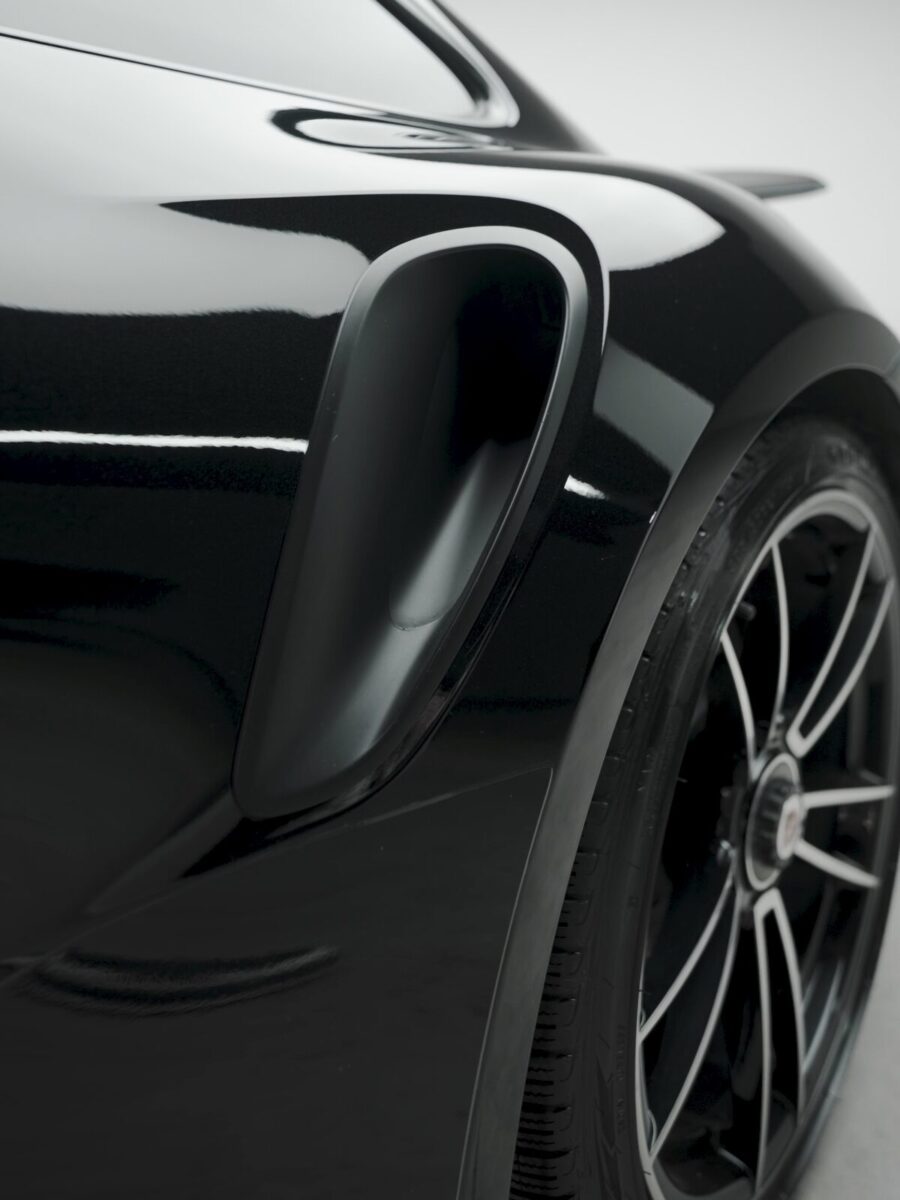 PPF uygulanmış siyah Porsche 911 çamurluk ve hava girişi yakın plan