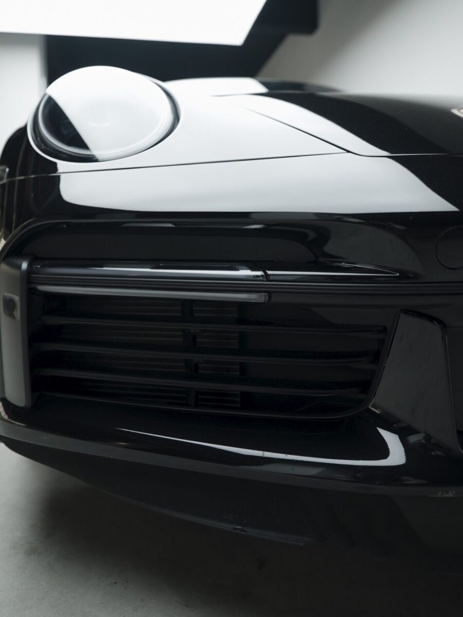 PPF uygulanmış siyah Porsche 911 Turbo S ön tampon ve far yakın plan