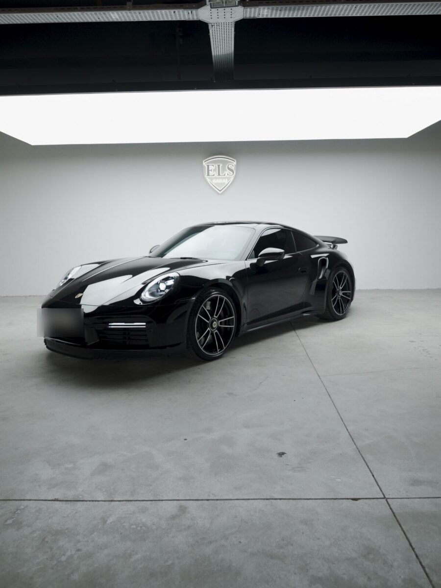 Şeffaf boya koruma filmi uygulanmış siyah Porsche 911 Turbo S, önden görünüm