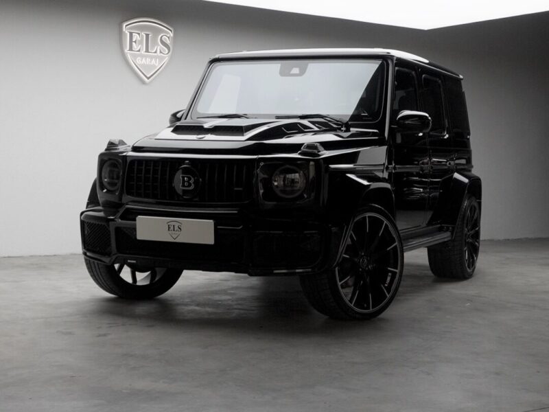 ELS Garaj stüdyosunda tamamen siyah Brabus SUV, önden çapraz görünüm