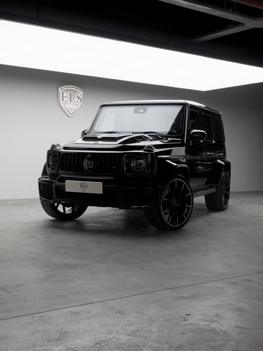 ELS Garaj stüdyosunda tamamen siyah Brabus SUV, önden çapraz görünüm