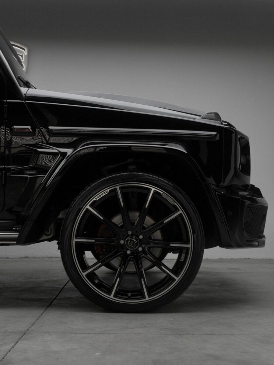 Siyah Brabus SUV ön çamurluk ve büyük jant, stüdyoda yandan