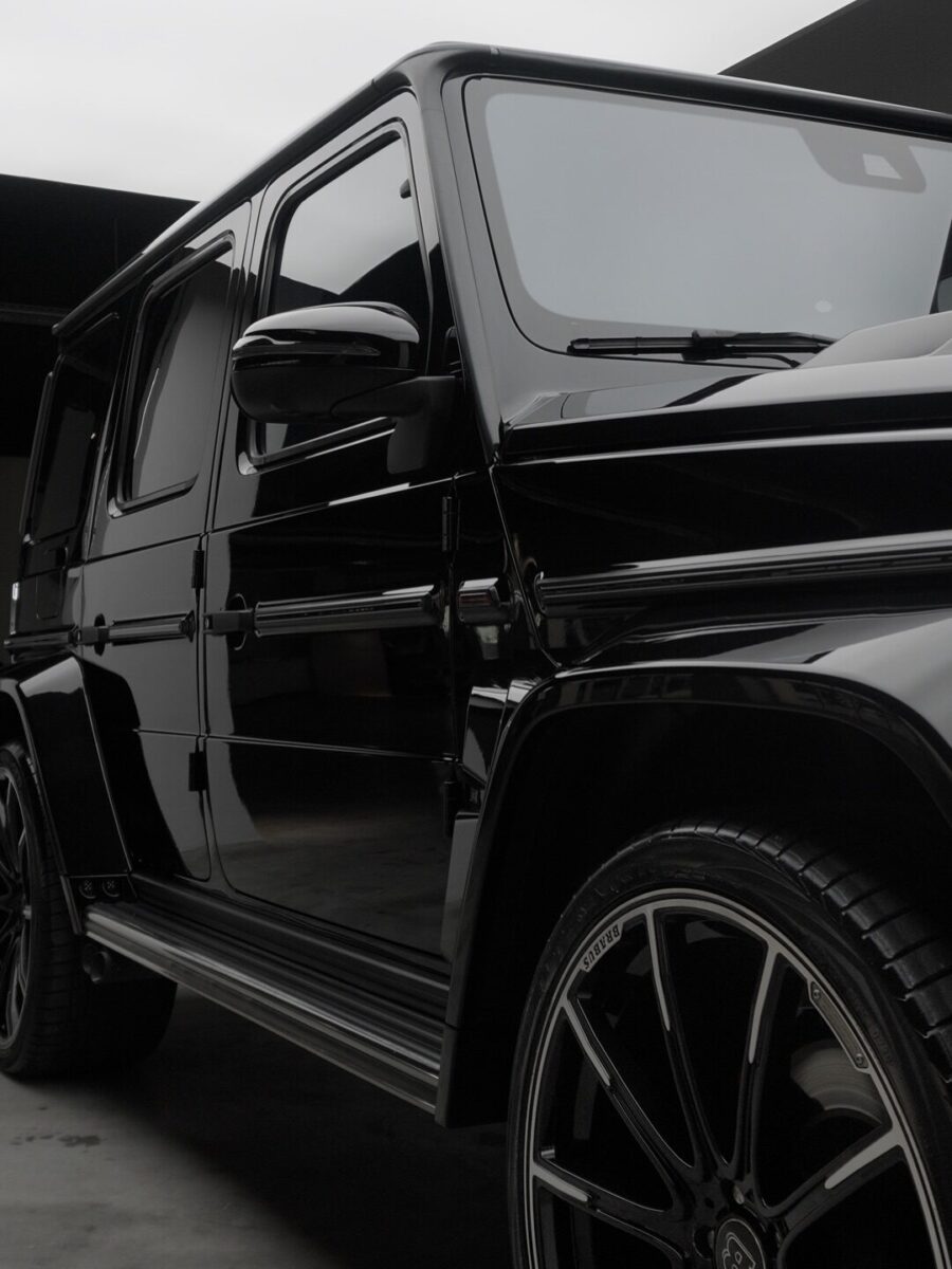 Tamamen siyah Brabus SUV yan gövde, ayna ve jant yakın plan